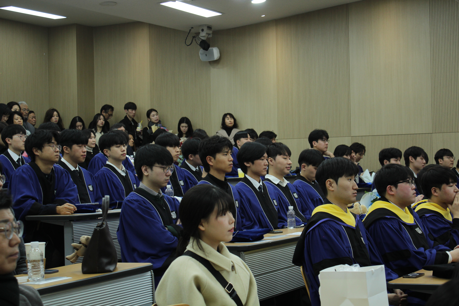객석 사진 5.JPG (1500 x 1000, 2 MB )